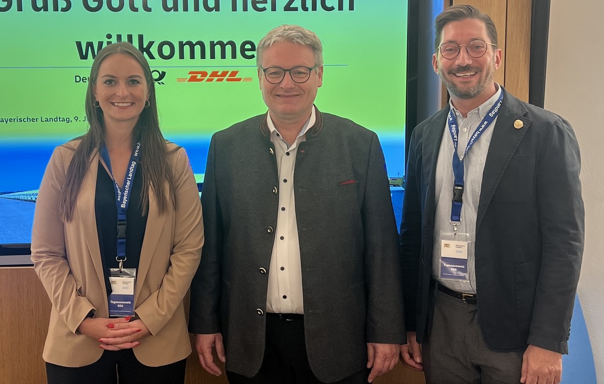 Johanna Heigl, Leiterin des Briefzustellungszentrums Straubing, MdL Josef Zellmeier und der regionale DHL-Politikbeauftragte Markus Ehm.